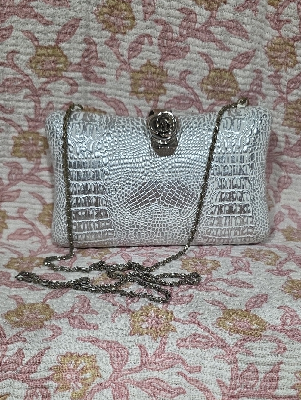 Vintage Sharmark Las Vegas Silver Textured Floral-Clasp Chain Clutch